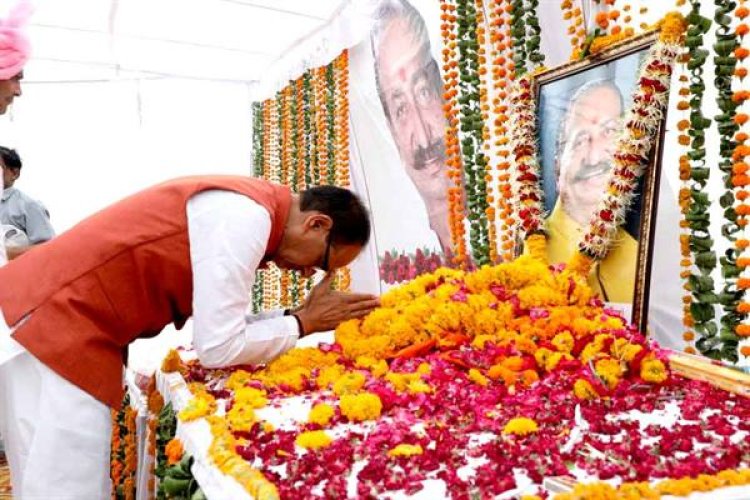 मुख्यमंत्री श्री चौहान पूर्व विधायक श्री रमेश शर्मा गुट्टू भैया के त्रयोदशी  कार्यक्रम में शामिल हुए