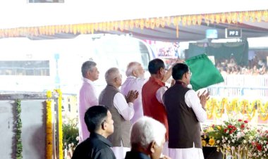 प्रधानमंत्री श्री नरेंद्र मोदी ने रानी कमलापति स्टेशन से 5 वंदे भारत ट्रेन को हरी झंडी दिखाकर किया रवाना