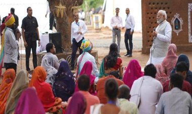 प्रधानमंत्री श्री मोदी ने ग्राम पकरिया में विभिन्न वर्गों से किया संवाद