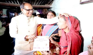 मुख्यमंत्री श्री चौहान लाड़ली बहनों के घर पहुँचे