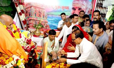 मुख्यमंत्री श्री चौहान ने स्वामी षड़मुखानंद जी महाराज का लिया आशीर्वाद