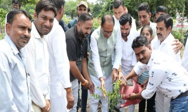 मुख्यमंत्री श्री चौहान के साथ जन-प्रतिनिधियों ने रोपे पौधे