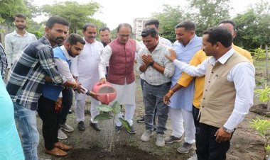मुख्यमंत्री श्री चौहान ने लगाए बरगद, आम और कचनार के पौधे