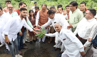 मुख्यमंत्री श्री चौहान ने आम, महुआ और नीम के पौधे रोपे