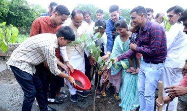 मुख्यमंत्री श्री चौहान ने बरगद, जामुन और कदम्ब के पौधे रोपे