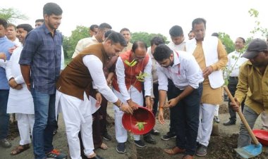 मुख्यमंत्री श्री चौहान ने नीम, कचनार और अमरुद के पौधे रोपे