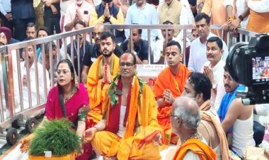 मुख्यमंत्री श्री चौहान ने सभी के कल्याण की कामना के लिए भगवान महाकालेश्वर का पूजन-अभिषेक किया