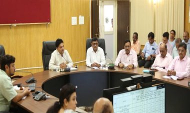 सीएम हेल्पलाइन में संतुष्टि के साथ शिकायतों का निराकरण करें - कलेक्टर श्री आर्य