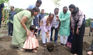 मुख्यमंत्री श्री चौहान ने किया पौध-रोपण