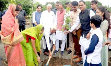 मुख्यमंत्री श्री चौहान ने पूर्व मंत्रियों, समाज सेवियों और पर्यावरण प्रेमियों के साथ किया पौध-रोपण