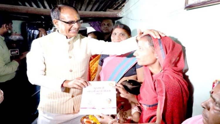 मुख्यमंत्री श्री चौहान लाड़ली बहनों के घर पहुँचे