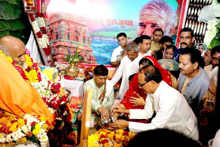 मुख्यमंत्री श्री चौहान ने स्वामी षड़मुखानंद जी महाराज का लिया आशीर्वाद