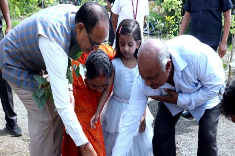 मुख्यमंत्री श्री चौहान ने पीपल, जामुन और चंपा के पौधे रोपे