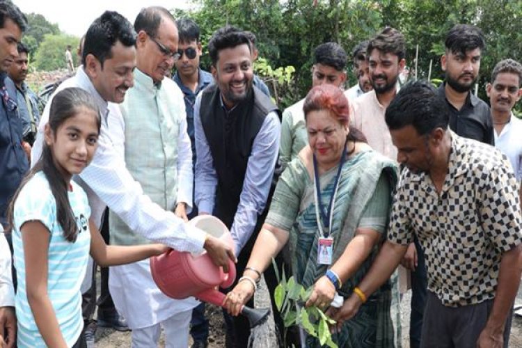मुख्यमंत्री श्री चौहान के साथ जन-प्रतिनिधियों ने रोपे पौधे