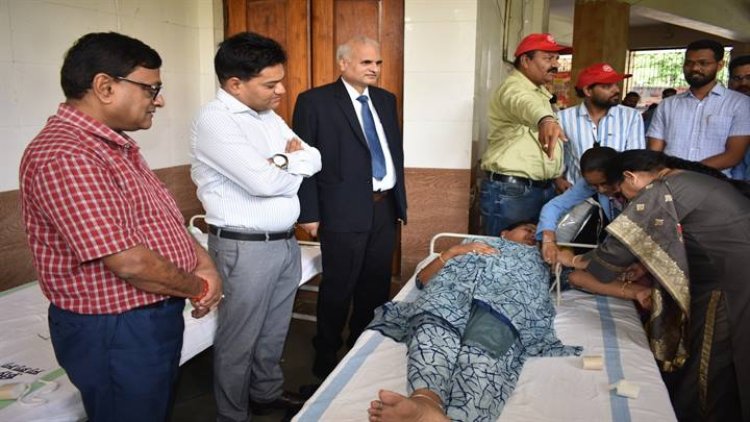 सेवा करने वाले हाथ, पूजा करने वाले हाथ से ज्यादा महत्वपूर्ण होते हैं - जिला प्रधान न्यायाधीश श्री सिंह