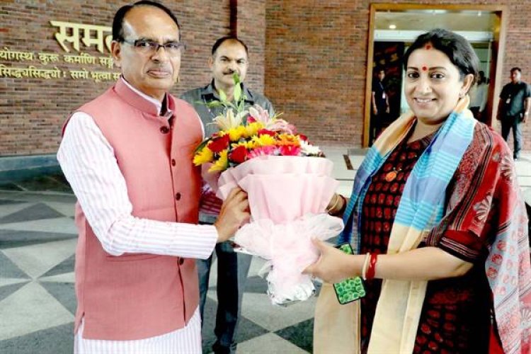 मुख्यमंत्री श्री शिवराज सिंह चौहान ने केंद्रीय महिला एवं बाल विकास और कपड़ा मंत्री श्रीमती स्मृति ईरानी का आज भोपाल प्रवास के दौरान समत्व भवन मुख्यमंत्री निवास में पुष्प गुच्छ भेंट कर और अंगवस्त्रम ओढ़ाकर स्वागत किया।
