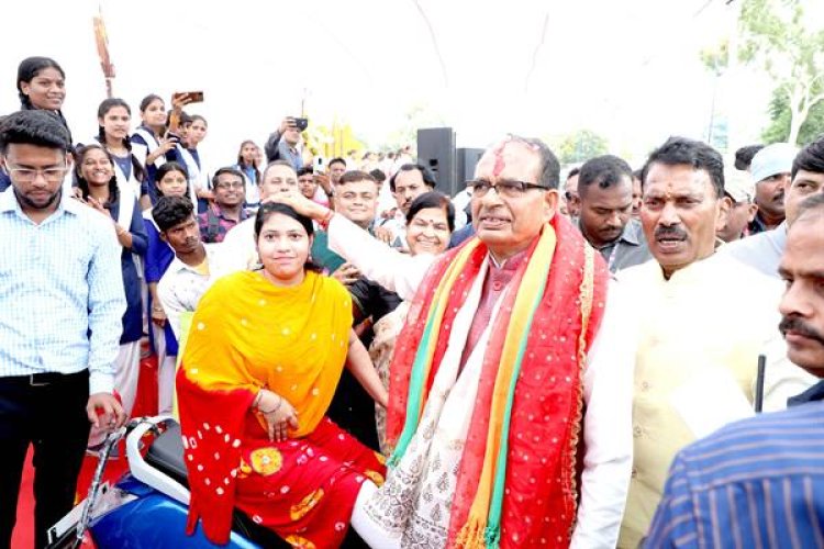 कमाई का आधा हिस्सा किराए में देने वाली दिव्यांग और निराश्रित कामकाजी बहनाओं ने पायी स्कूटी