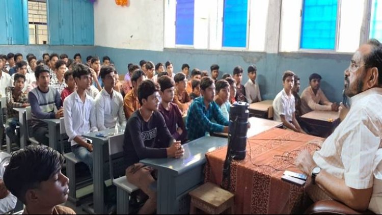 मंत्री श्री भार्गव ने 30 मिनट तक ली बच्चों की क्लास, पूछी उनकी इच्छाएं