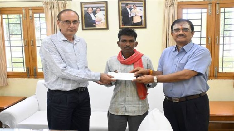 जेपी पावर प्लांट के द्वारा की गई अधिकृत भूमि के हितग्राहियों को प्रदान की गई नौकरी का नियुक्ति पत्र