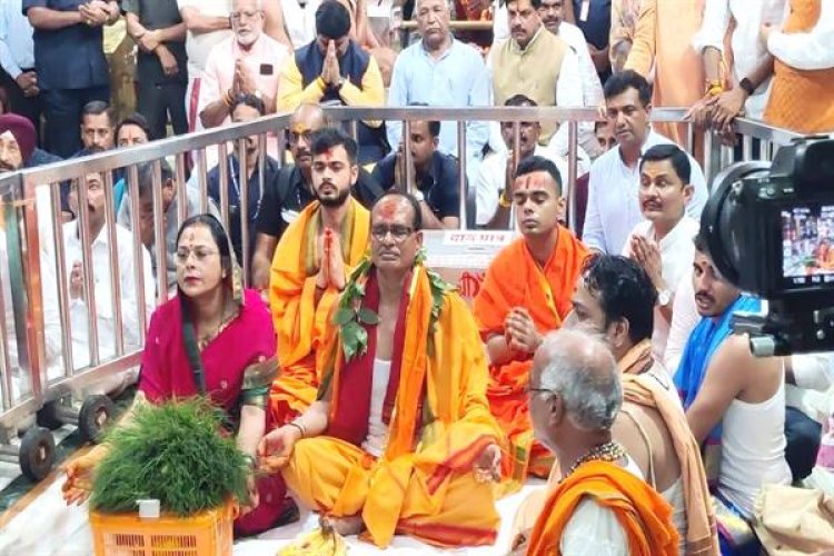 मुख्यमंत्री श्री चौहान ने सभी के कल्याण की कामना के लिए भगवान महाकालेश्वर का पूजन-अभिषेक किया
