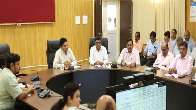 सीएम हेल्पलाइन में संतुष्टि के साथ शिकायतों का निराकरण करें - कलेक्टर श्री आर्य