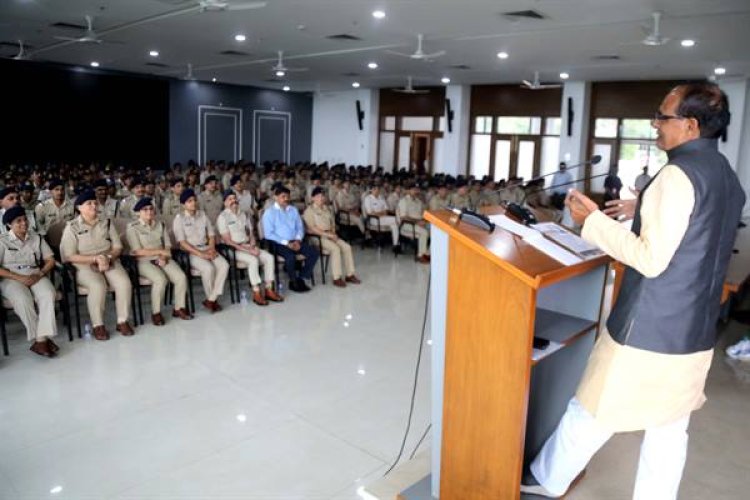 मर्यादा में बंधे पुलिस कर्मी मांग-पत्र भी नहीं देते, उनकी तकलीफें देखकर बढ़ाईं सुविधाएं : मुख्यमंत्री श्री चौहान