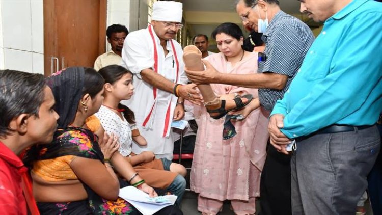 बुंदेलखंड मेडिकल कॉलेज में विधायक श्री जैन द्वारा नारायण सेवा संस्थान के सहयोग से दिव्यांगो हेतु कृत्रिम अंग नाप शिविर सम्पन्न
