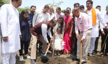 मुख्यमंत्री श्री चौहान ने पीपल, करंज और गुलमोहर के पौधे रोपे
