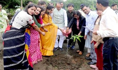 मुख्यमंत्री श्री चौहान के साथ पौधे लगाकर बालक-बालिकाओं ने मनाया अपना जन्मदिन