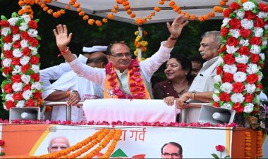 मुख्यमंत्री श्री चौहान का अपार जनसमूह के बीच नौगांव में हुआ रोड शो