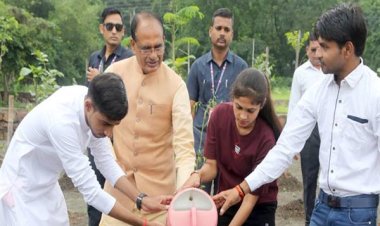 मुख्यमंत्री श्री चौहान ने पीपल, महुआ और केसिया के पौधे रोपे