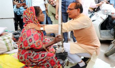 छाता सुधारने वाली दुर्गा बाई को मुख्यमंत्री ने दी 50 हजार की सहायता