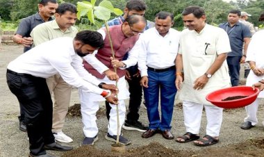 मुख्यमंत्री श्री चौहान ने पीपल, कदंब और महुआ के पौधे रोपे