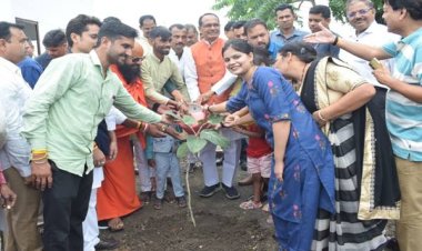 मुख्यमंत्री श्री चौहान ने बरगद, गुलमोहर और करंज के पौधे रोपे