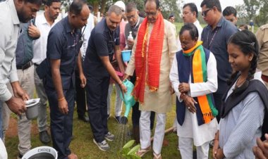 मुख्यमंत्री श्री चौहान ने मेरी माटी मेरा देश कार्यक्रम के अंतर्गत अमरकंटक में लगाये 75 पौधे
