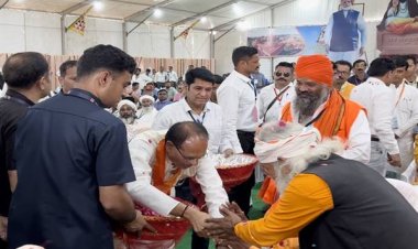 मुख्यमंत्री श्री चौहान ने बड़तूमा में संतों का सम्मान कर आशीर्वाद लिया