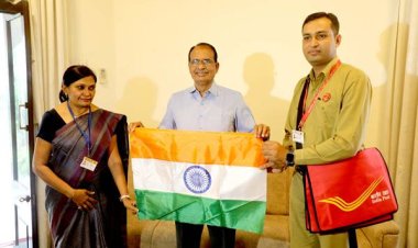 मुख्यमंत्री श्री चौहान को डाक विभाग द्वारा हर घर तिरंगा अभियान में तिरंगा भेंट