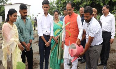 मुख्यमंत्री श्री चौहान ने रोपे पीपल, कदम्ब और मौलश्री के पौधे