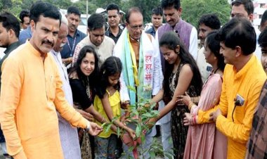 मुख्यमंत्री श्री चौहान ने नीम, मौलश्री और गूलर के पौधे रोपे