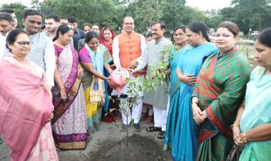 मुख्यमंत्री श्री चौहान ने महिला जन-प्रतिनिधियों के साथ किया पौध-रोपण