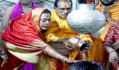 मुख्यमंत्री ने सपत्निक भगवान महाकाल के दर्शन कर पूजा-अर्चना की