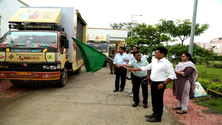 जिला निर्वाचन अधिकारी श्री आर्य ने मतदाता जागरूकता वाहनों को हरी झंडी दिखाकर रवाना किया