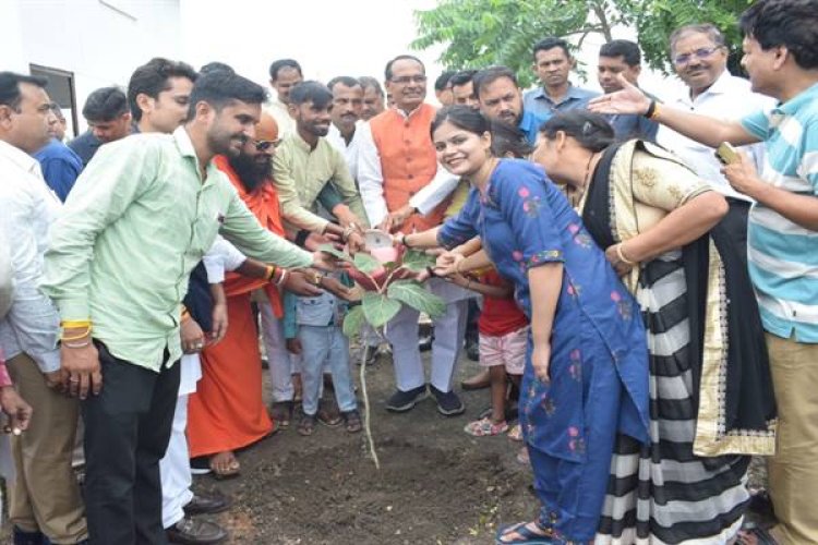 मुख्यमंत्री श्री चौहान ने बरगद, गुलमोहर और करंज के पौधे रोपे