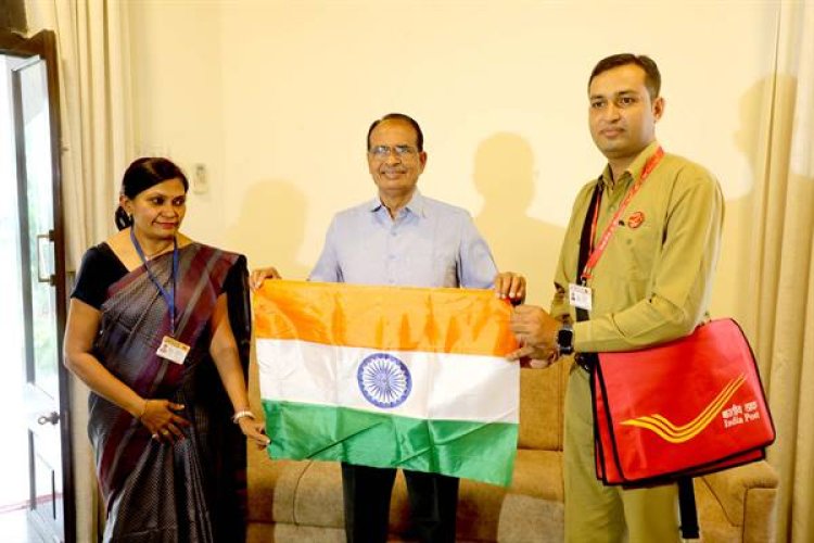 मुख्यमंत्री श्री चौहान को डाक विभाग द्वारा हर घर तिरंगा अभियान में तिरंगा भेंट