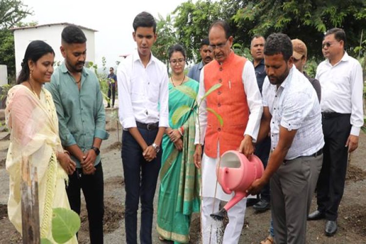 मुख्यमंत्री श्री चौहान ने रोपे पीपल, कदम्ब और मौलश्री के पौधे