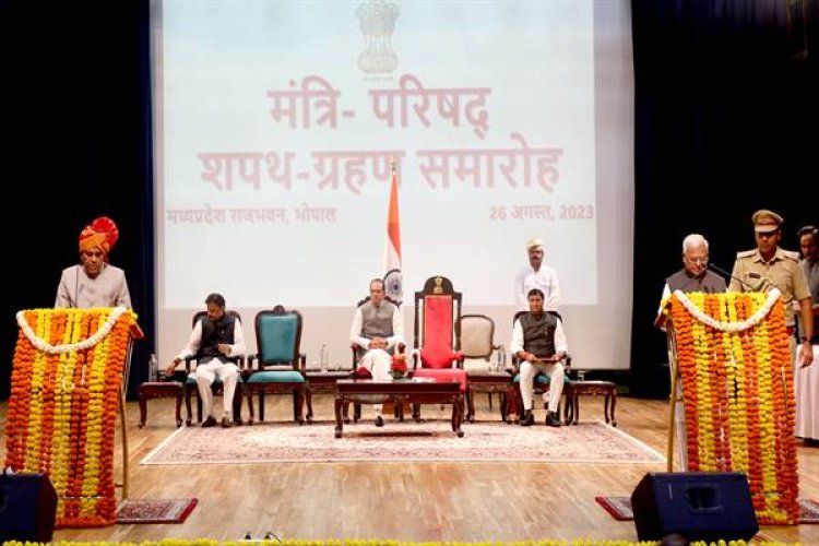राज्यपाल श्री पटेल ने नवनियुक्त मंत्रियों को शपथ दिलाई