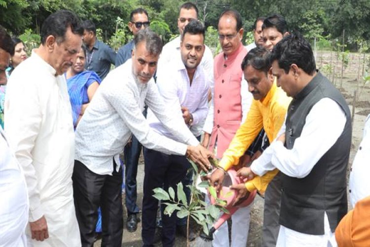 मुख्यमंत्री श्री चौहान ने मौलश्री, जामुन और कदम्ब के पौधे रोपे