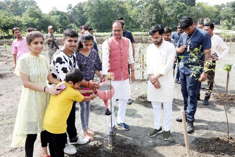 मुख्यमंत्री श्री चौहान ने लगाए नीम, बेलपत्र और गूलर के पौधे