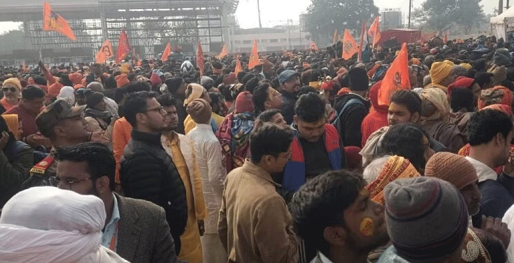 Ayodhya Ram Mandir Live: रामलला के दर्शन के लिए भक्तों की भारी भीड़, कुछ देर के लिए मंदिर में एंट्री बंद