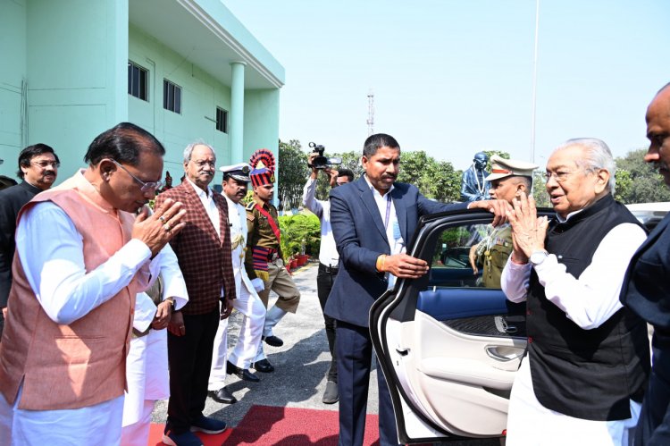 रायपुर : राज्यपाल श्री विश्वभूषण हरिचंदन के विधानसभा पहुंचने पर मुख्यमंत्री श्री विष्णु देव साय, नेता प्रतिपक्ष डॉ. चरणदास महंत, संसदीय कार्य मंत्री श्री बृजमोहन अग्रवाल ने उनका स्वागत किया